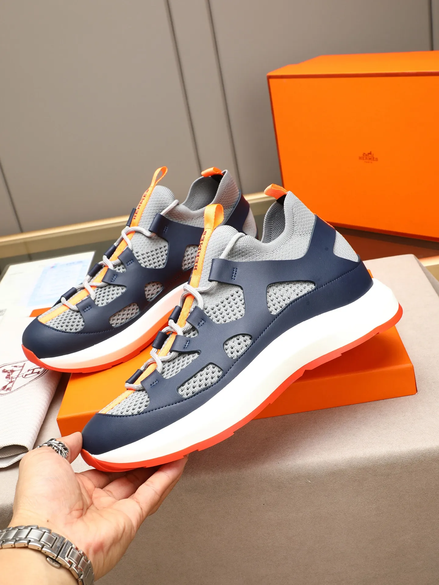 Men's shoes💰580 HERMES/Hermès men's rest sneakers! -High-end quality original casual sports shoes -Upper: high nappa calfskin, forging technology, knitted fabric, shoe brand webbing, injection molded brand logo -Inner: foot pad; water-dyed cowhide -Outsole: ultra-light TPU·rubber; two-color molded outsole -Ultra-high quality control·fine workmanship: highlighted (high-end·luxury·grade) Size: 38-39-40-41-42-43-44 (45 can be customized)